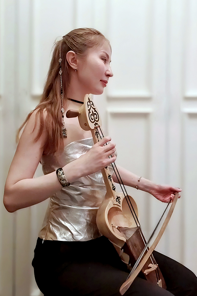 Aigerim Tazhi playing kobyz 